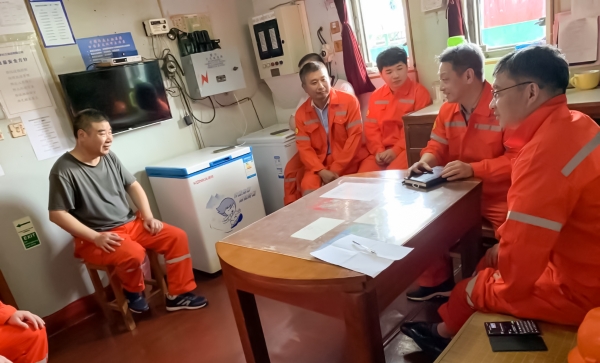 周斌随船调研南京公司油轮船队