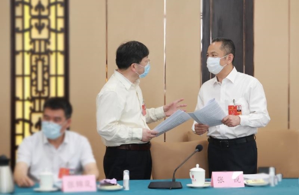 关注两会┃张锐与全国人大常委会委员邓秀新讨论政府工作报告