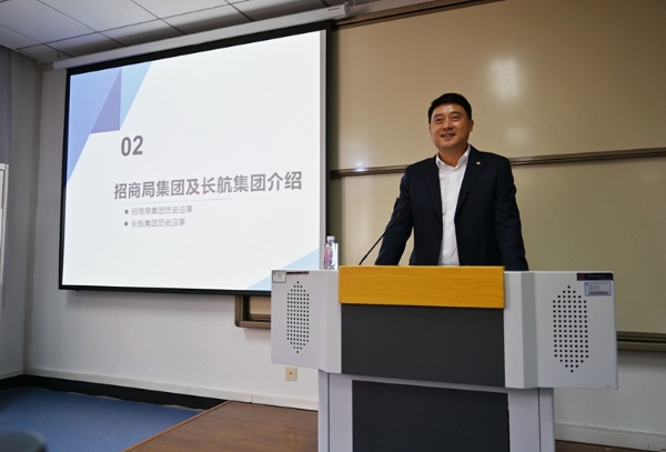 诸凡在武汉大学进行校外辅导员讲座