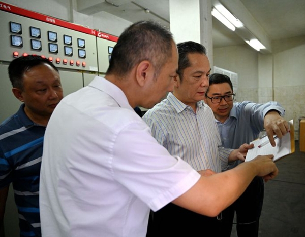 张锐到武汉黄鹤楼小区商铺检查安全