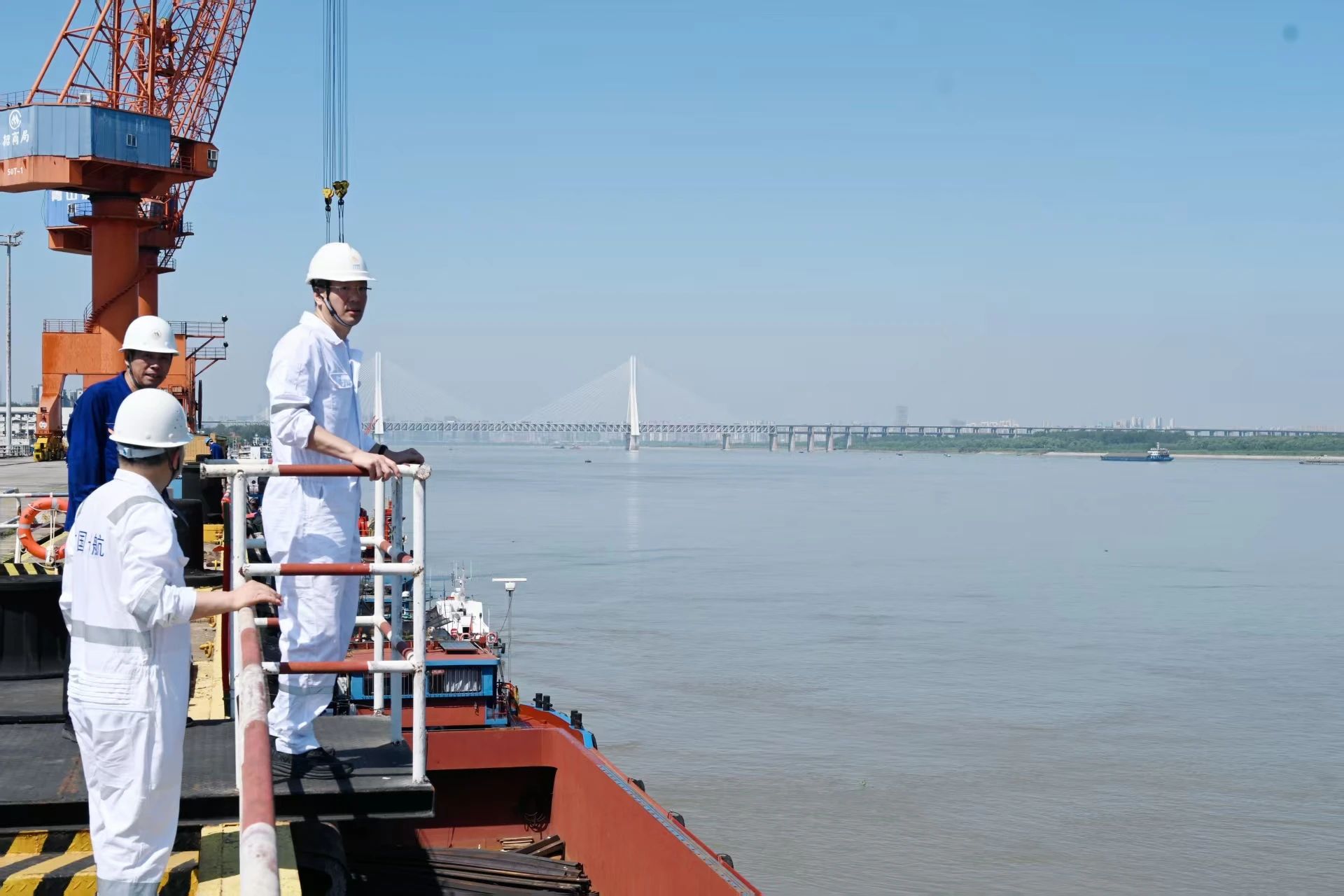 丁磊检查“长江荣耀”游船、青山船厂安全工作