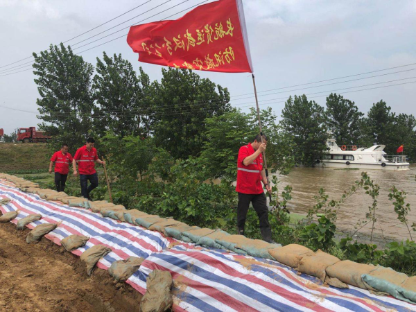 防汛抗洪在行动┃长航货运武汉分公司防洪抗灾突击队支援团风县防汛工作