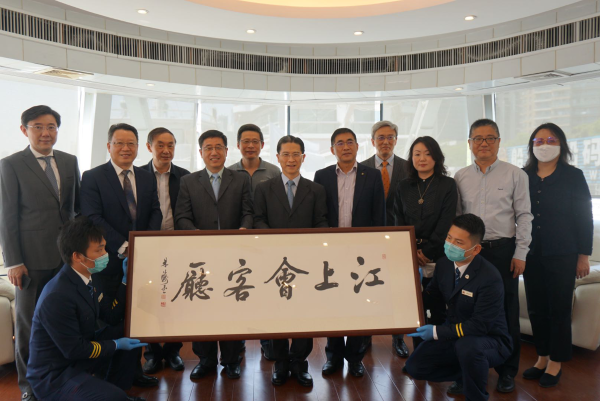 民建上海市委主委周汉民出席“江上会客厅”揭牌仪式