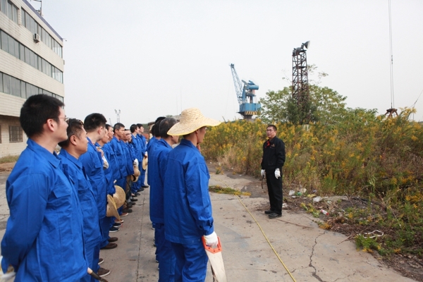 不忘初心、牢记使命┃上海公司到闵南船厂开展义务除草主题党日活动