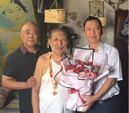庆祝新中国成立70周年┃武汉公司为老同志颁发“庆祝中华人民共和国成立70周年”纪念章