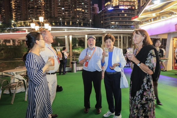 “重庆全球科学家高峰会”科学家游览重庆两江