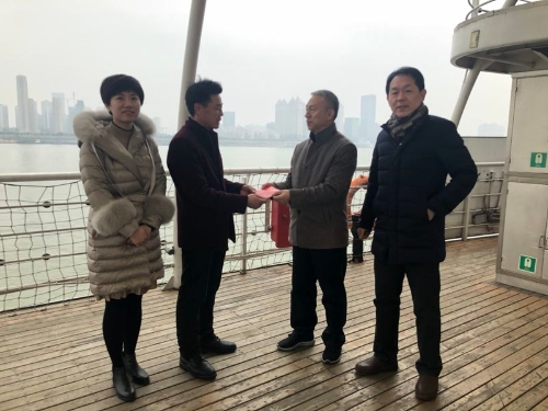 长江海外慰问大年三十见义勇为船员赵毅